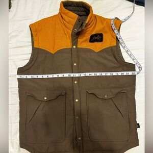 Howler bros vest size medium
